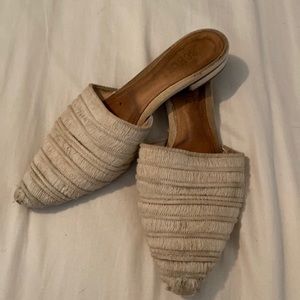 Schutz size 7.5 Cream Pointed Toe Mules
